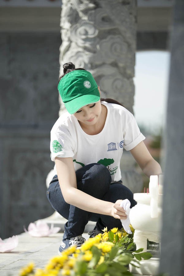 Ngọc Hân trồng cây, quét rác cùng các tình nguyện viên - ảnh 6